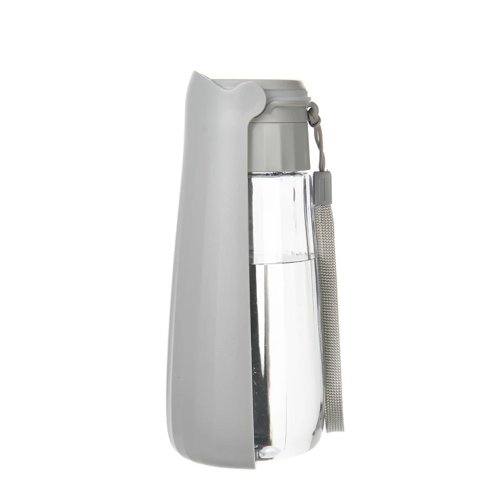 gourde pour chien de couleur gris avec gamelle intégré gris. La gourde possède une lanière grise pour tenir la gourde chien. Image produit Boutiquechien
