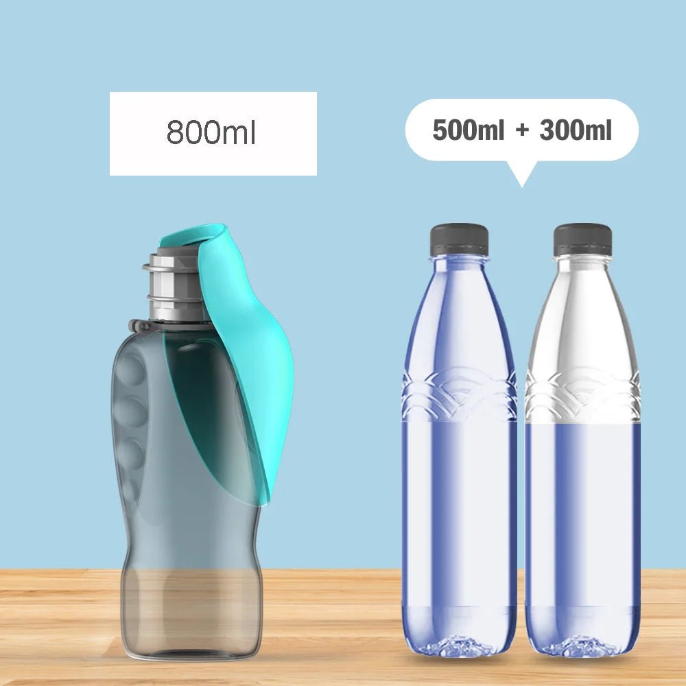 capacité totale de la gourde pour chien a eau de couleur noir bleu. la capacité est de 800ml ce qui est l'équivalent de deux bouteilles d'eau. Image produit Boutiquechien