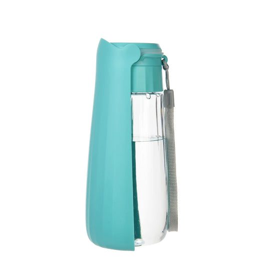 gourde pour chien de couleur bleu avec gamelle intégré bleu. La gourde possède une lanière grise pour tenir la gourde chien. Image produit Boutiquechien