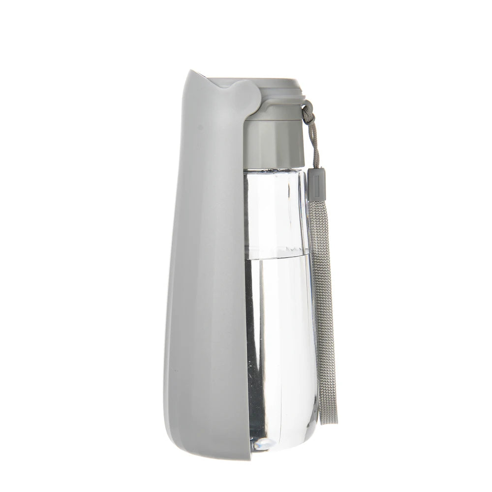 gourde pour chien de couleur gris avec gamelle intégré gris. La gourde possède une lanière grise pour tenir la gourde chien. Image produit Boutiquechien