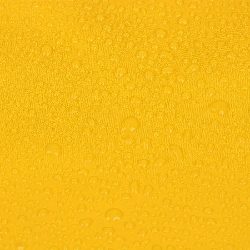 Imper pour chien de couleur jaune avec des goutes montrant l'imperméabilité du produit. image produit Boutiquechien