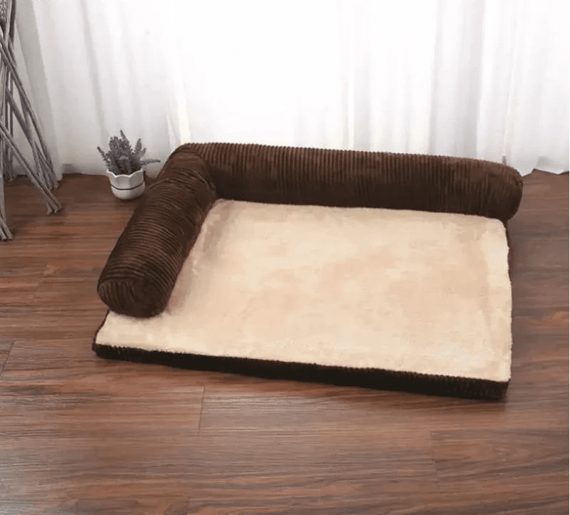 tapis avec coussin pour chien  de couleur brun et velours. Le panier chien est de couleur claire. Image produit Boutiquechien