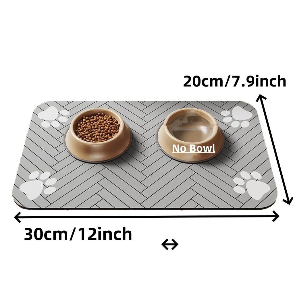 Tapis pour gamelle de couleur noir avec 4 formes de pattes de chaque côté du tapis gamelle. Le tapis gamelle chien est de couleur gris et il est posé dans un salon de couleur claire. Image produit Boutiquechien