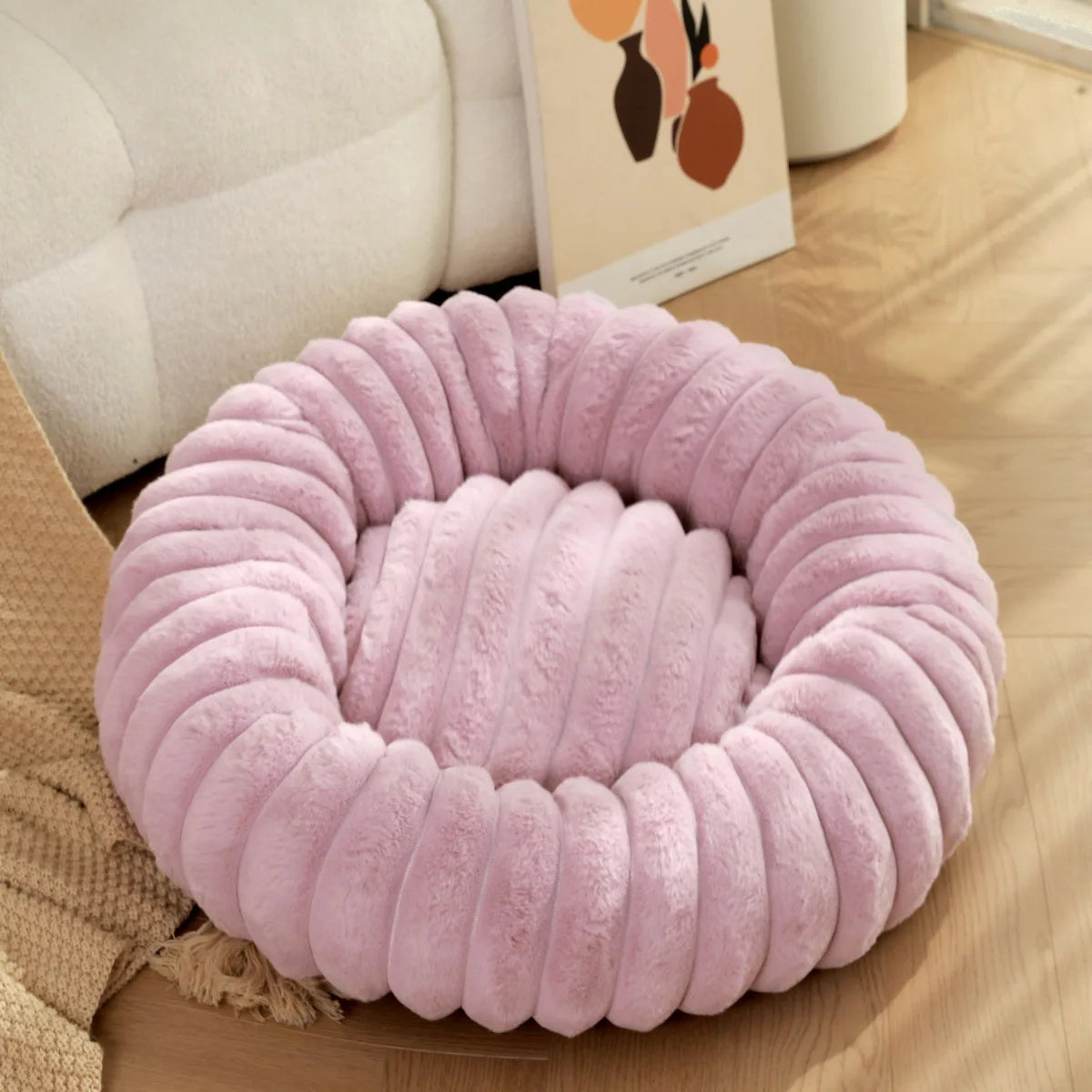 grand panier pour chien fluffy de boutiquechien de dimension L ou XL. parfait pour les chiens de tailles de moyenne. Le panier pour chien de taille xl est rose 