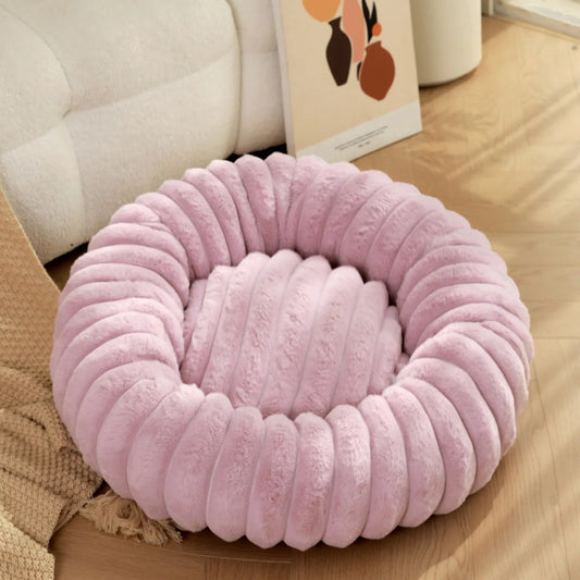 grand panier pour chien fluffy de boutiquechien de dimension L ou XL. parfait pour les chiens de tailles de moyenne. Le panier pour chien de taille xl est rose 