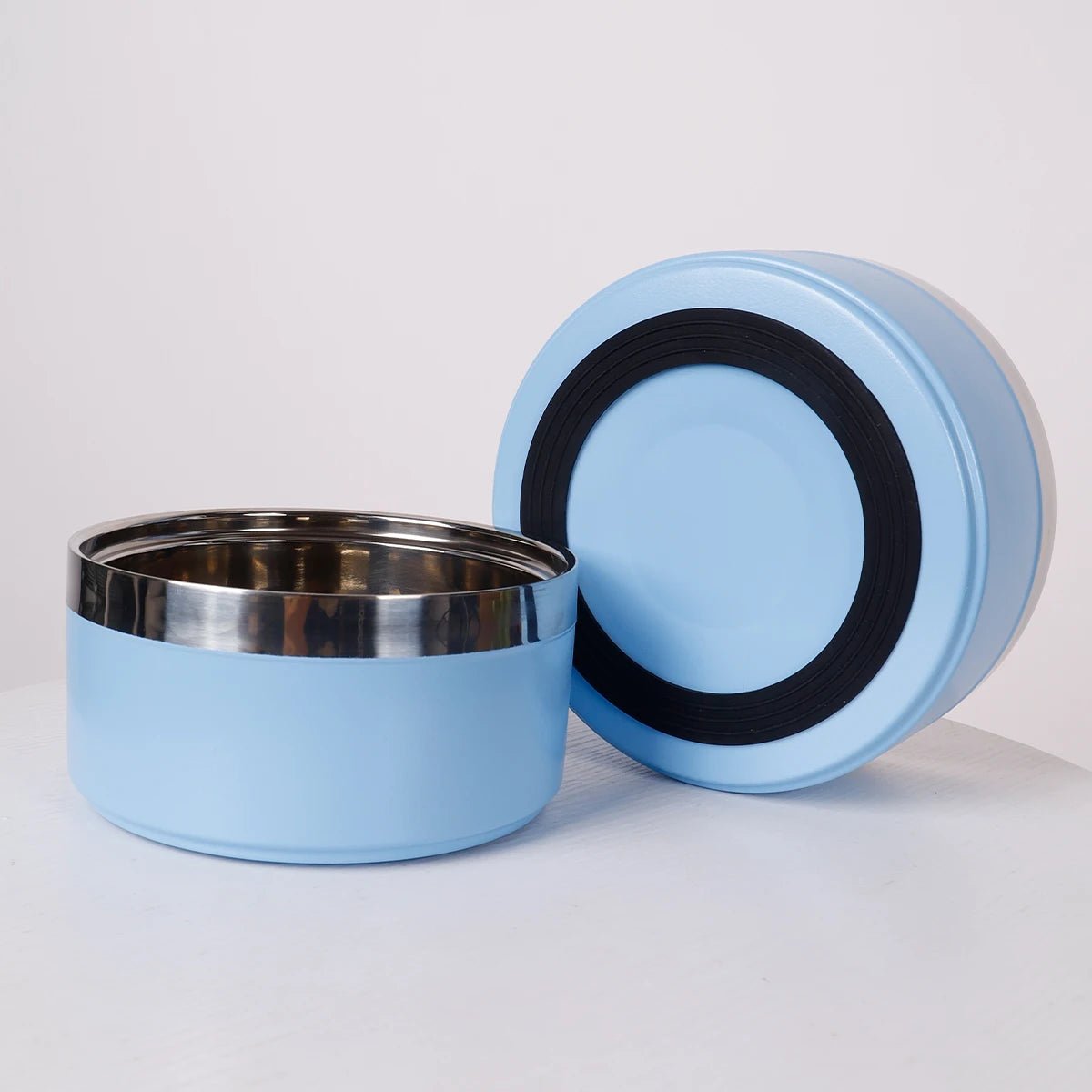 Gamelle chien anti-dérapante de couleur bleu en montrant le dessous de la gamelle anti-dérapante bleu. Image produit Boutiquechien