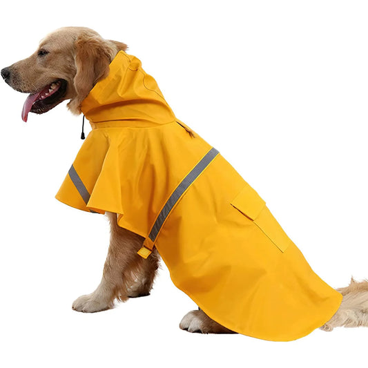 Gros de couleur claire portant un imper pour chien de couleur jaune avec des bandes réfléchissante. Image produit Boutiquechien