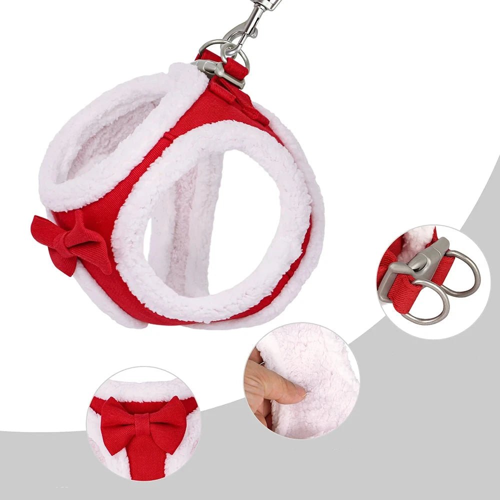 fonctionnalité des harnais de Noel avec les accroches de laisse, le rembourrage et le noeud papillons de même couleurs 