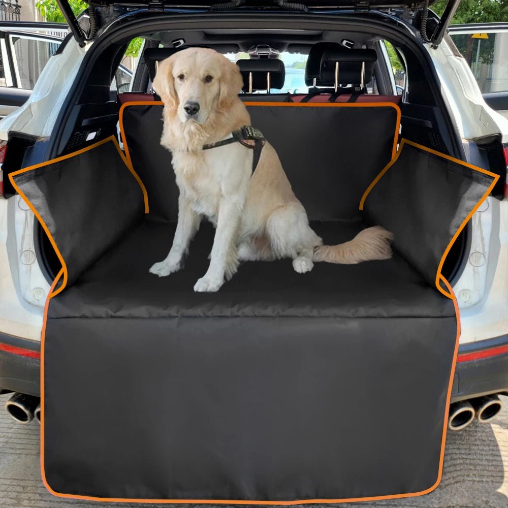 Housse protection pour chien voiture avec un gros chien blanc dans le coffre d'une voiture 
