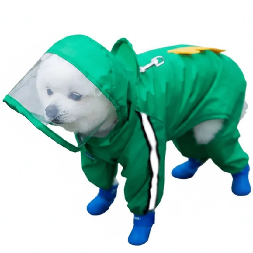 Petit chien de couleur blanc avec un imper de couleur vert en forme de dinosaure. Image produit Boutiquechien