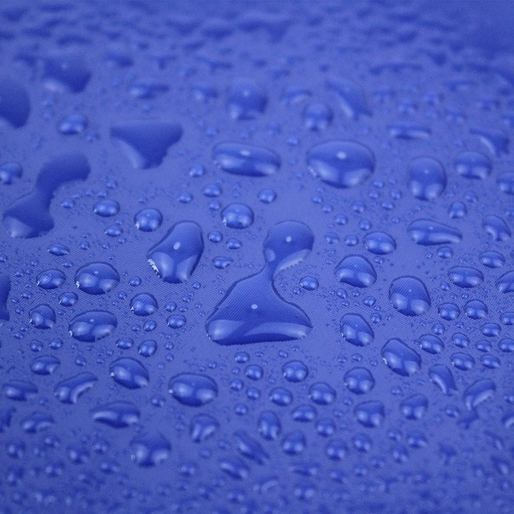 Imperméabilité de la veste pour chien bleu avec des gouttes dessus. Image produit Boutiquechien
