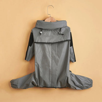 imperméable de couleur gris réfléchissant sur un fond orange de boutiquechien