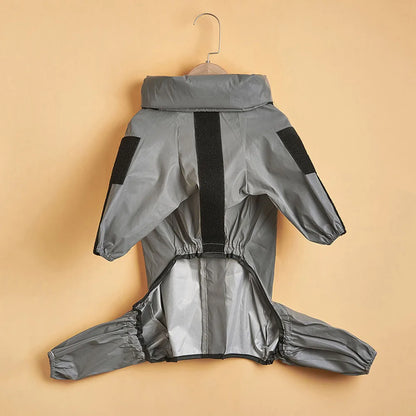 imperméable de couleur gris réfléchissant sur un fond orange de boutiquechien