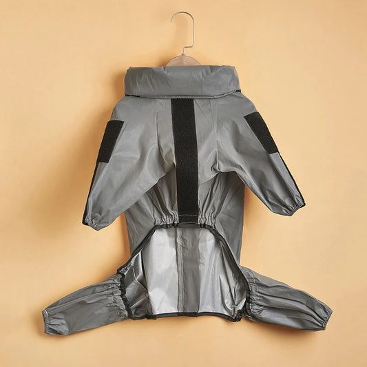 imperméable de couleur gris réfléchissant sur un fond orange de boutiquechien