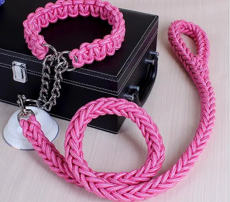 Laisse chien corde tressée de couleur rose avec en fond une boite noir sur une table claire
