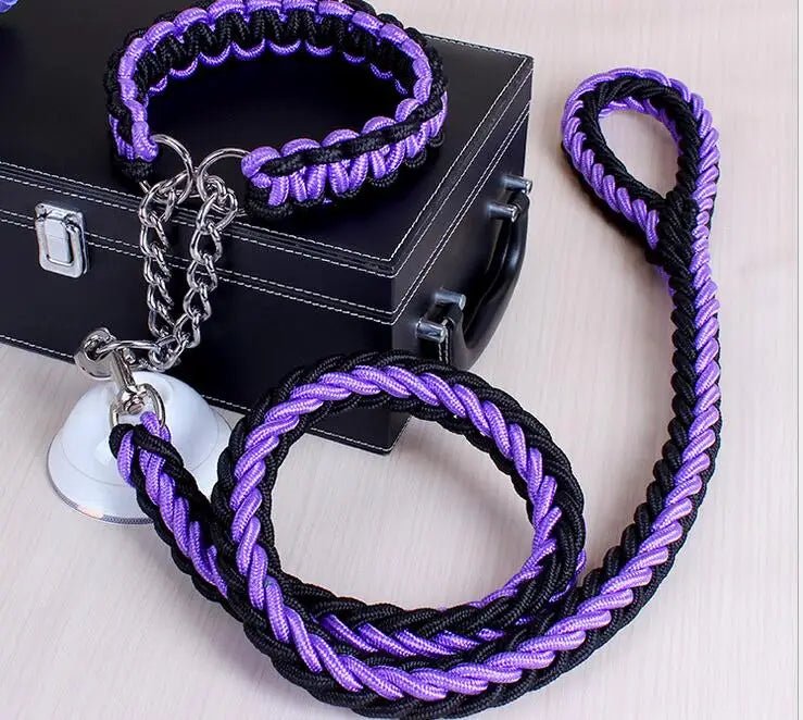 Laisse chien corde tressée de couleur noir et violet posé sur une table claire avec une mallette noir