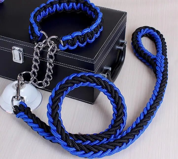 Laisse chien corde tressée de couleur bleu et noir posé sur une table près d'une boite noir