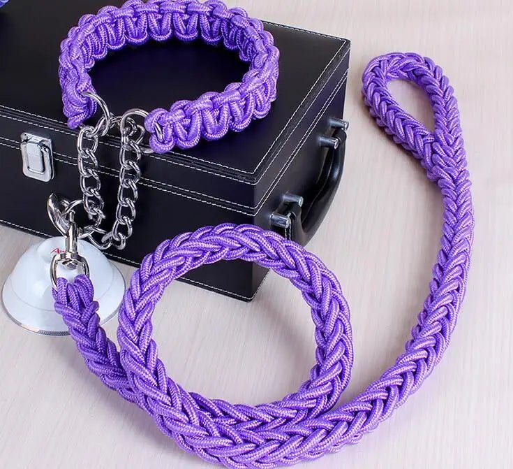 Laisse chien corde tressée de couleur violet sur une table claire avec en fond une boite noir