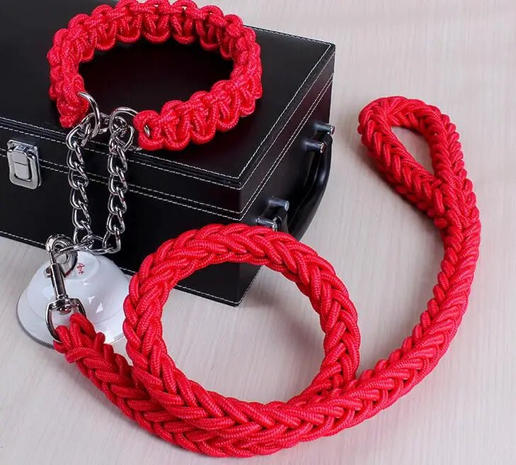 Laisse chien corde tressée de couleur rouge posé sur une table claire avec une boite noir