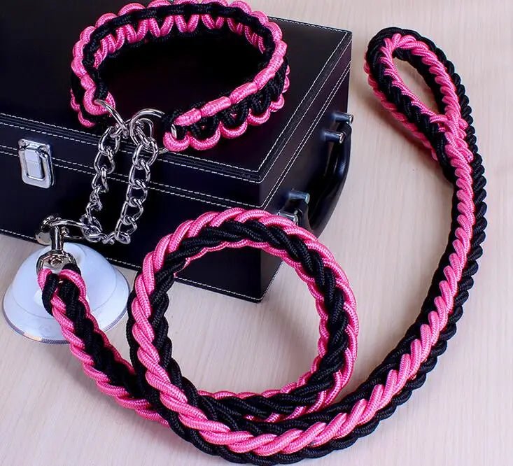 Laisse chien corde tressée pour chien de couleur rose et noir avec en fond une boite noir 