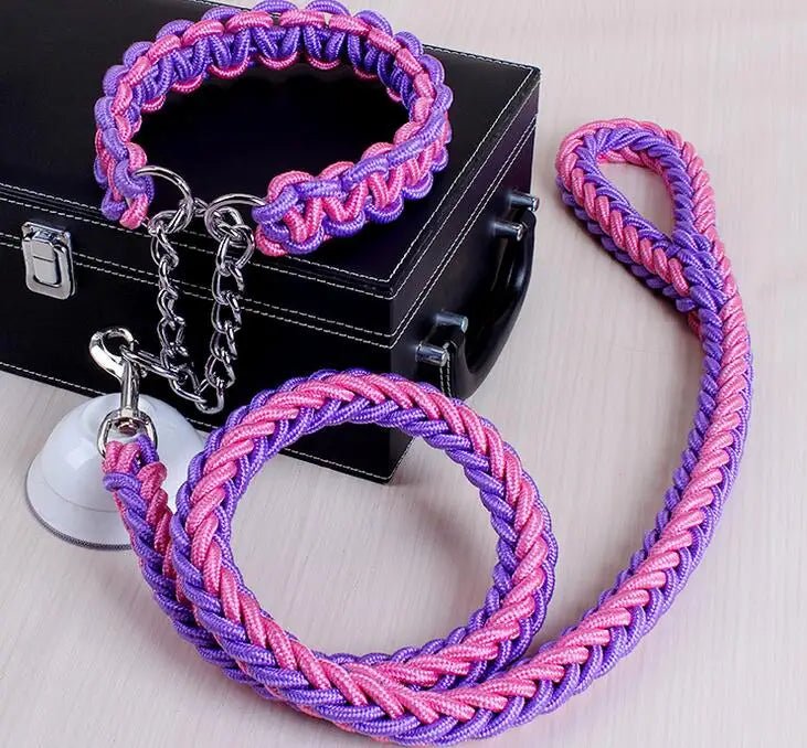 Laisse chien corde tressee de couleur rose et violet posé sur une table claire près d'une boite noir