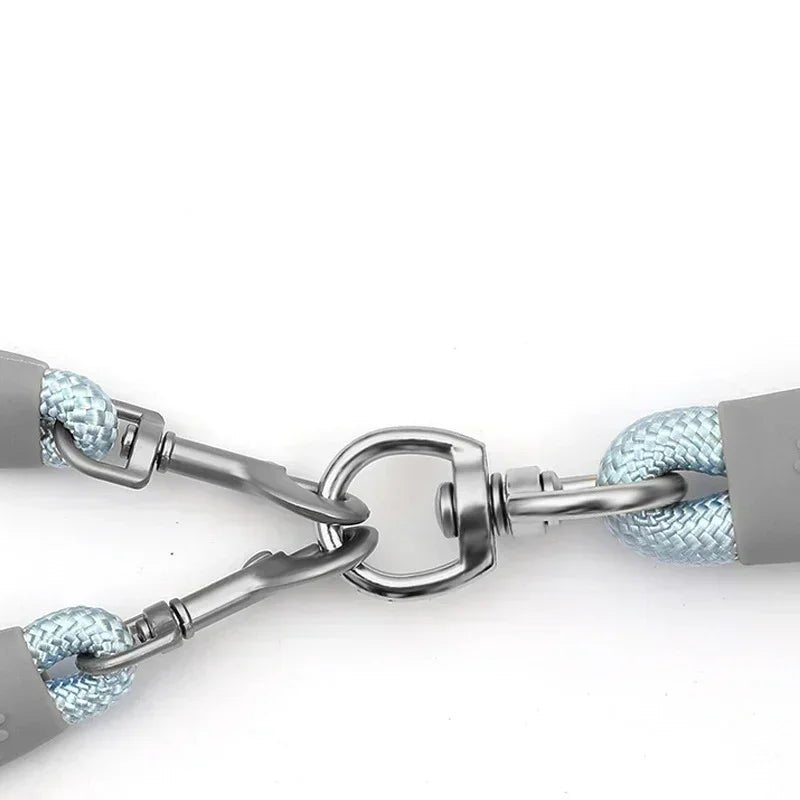 laisse double chiot résistant durable de couleur bleu et gris. Laisse parfait pour promener deux chiens avec les poignées rembourré. Image produit Boutiquechien 