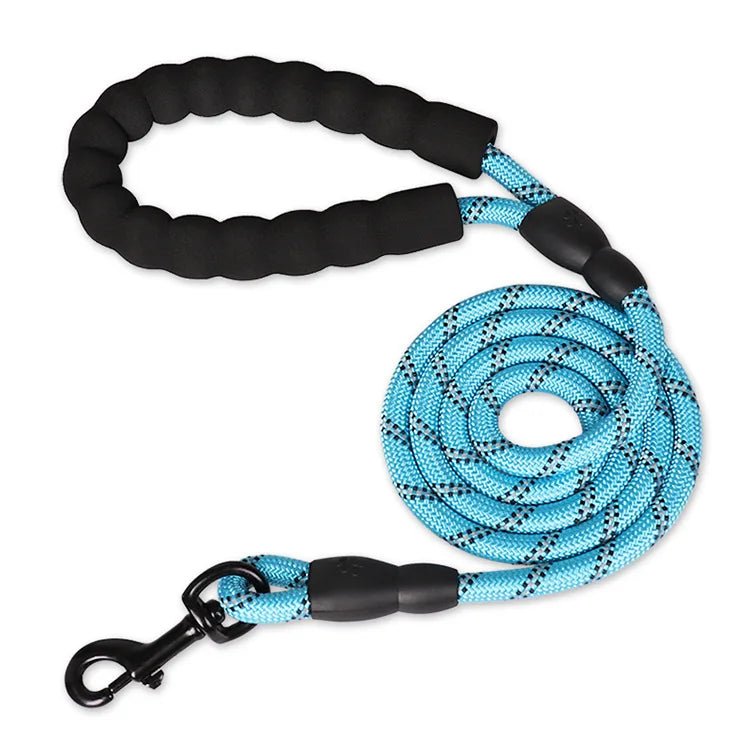 laisse en corde poulaisse en corde résistante et réfléchissante. Laisse bleu parfaite pour se promener de nuit avec son chien. La poigné est résistante et moelleux grâce à son rembourrage. Image produit Boutiquechienr chien 