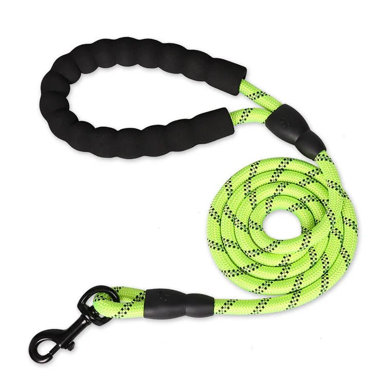 laisse en corde poulaisse en corde résistante et réfléchissante. Laisse vert parfaite pour se promener de nuit avec son chien. La poigné est résistante et moelleux grâce à son rembourrage. Image produit Boutiquechienr chien 