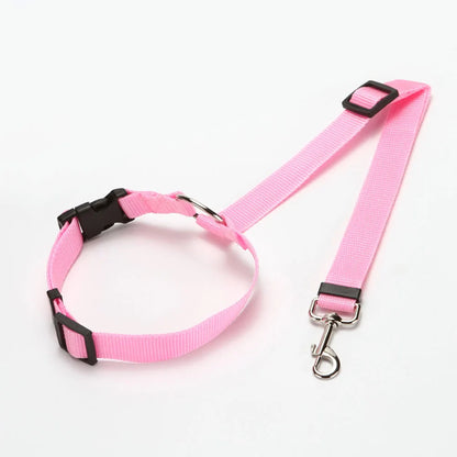 Laisse de sécurité pour chien de couleur rose maintenant son chien avec ke repose tête de sa voiture. La laisse est en nylon. Image produit Boutiquechien