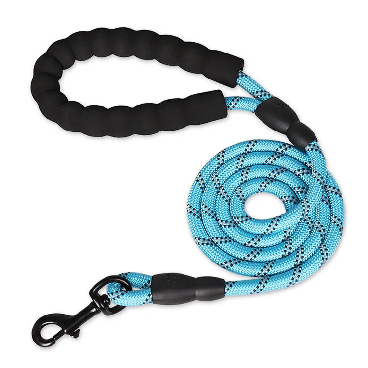 laisse en corde poulaisse en corde résistante et réfléchissante. Laisse bleu parfaite pour se promener de nuit avec son chien. La poigné est résistante et moelleux grâce à son rembourrage. Image produit Boutiquechienr chien 