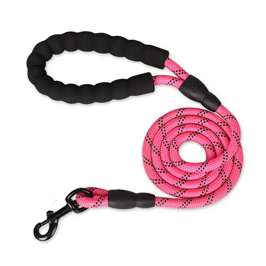 laisse en corde résistante et réfléchissante. Laisse rose parfaite pour se promener de nuit avec son chien. La poigné est résistante et moelleux grâce à son rembourrage. Image produit Boutiquechien