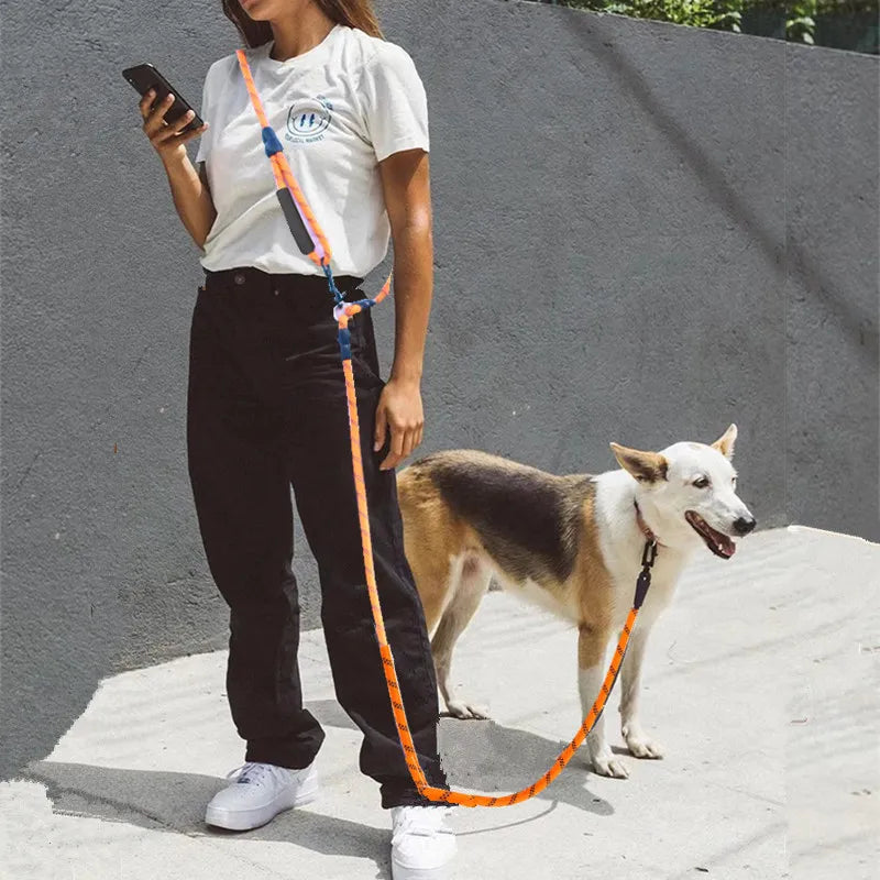 Laisse lasso de couleur orange résistant et durable. Le chien est maintenu par une femme élégante et design. Le chien est de couleur claire. Image produit Boutiquechien