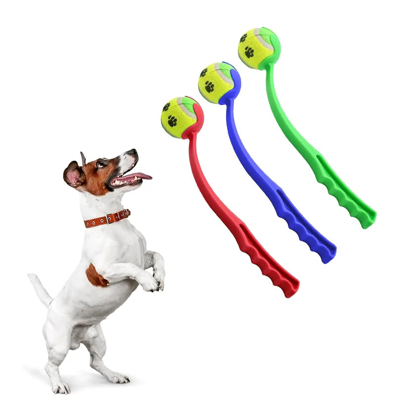 Lanceur de Balle pour Chien avec un chien blanc sur les pattes arrières