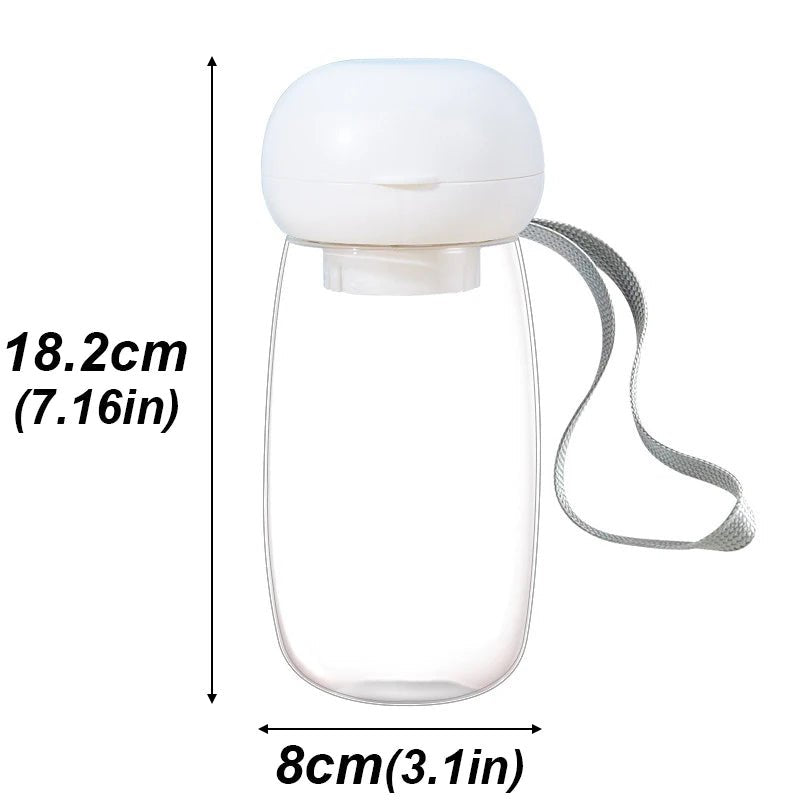 Mini gourde pour chien de couleur blanche avec une capacité total de 500Ml. L'image montre les dimensions total de ce produit. De plus cette mini gourde possède une lanière pour tenir plus facilement la petite gourde. Image produit Boutiquechien