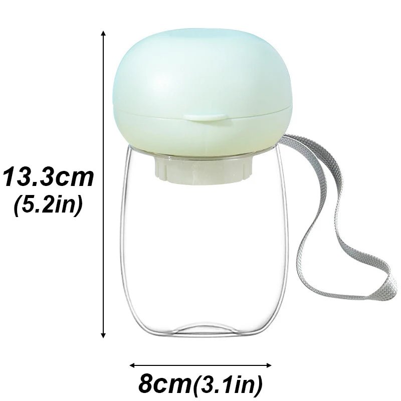 Mini gourde pour chien de couleur verte avec une capacité total de 300Ml. L'image montre les dimensions total de ce produit. De plus cette mini gourde possède une lanière pour tenir plus facilement la petite gourde. Image produit Boutiquechien