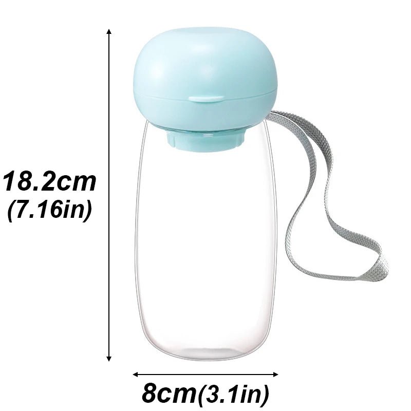 Mini gourde pour chien de couleur bleu avec une capacité total de 500Ml. L'image montre les dimensions total de ce produit. De plus cette mini gourde possède une lanière pour tenir plus facilement la petite gourde. Image produit Boutiquechien