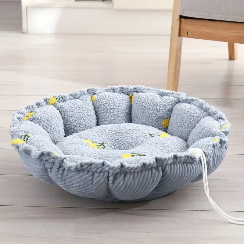 Panier chien de couleur bleu avec des formes de citrons. Le panier chien est posé dans un salon de couleur claire. Image produit Boutiquechien 