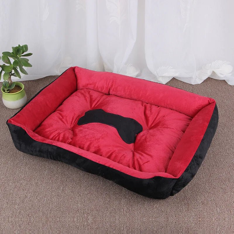 panier pour chien de couleurs noir et rouge avec motif os pour chien. Image produit de boutiquechien