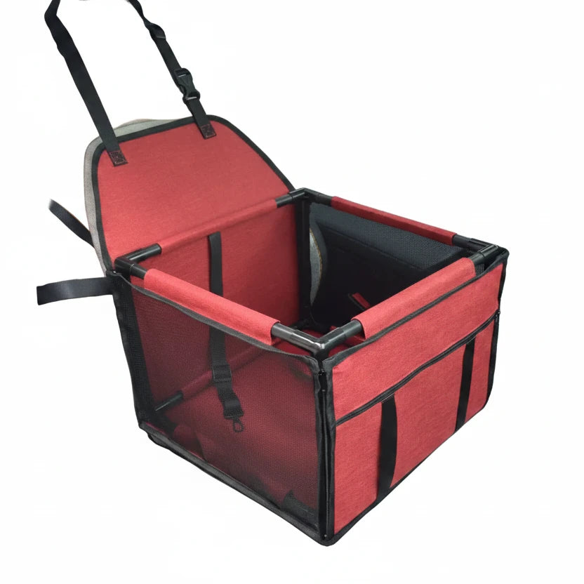 Panier de transport pour chien de couleur rouge posé dans une voiture de couleur blanc et noir. Le panier chien est sur le siège passager de la voiture de couleur blanc. Image produit Boutiquechien