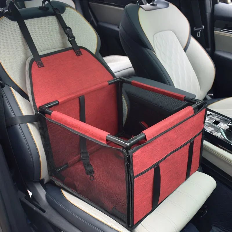 Panier de transport pour chien de couleur rouge posé dans une voiture de couleur blanc et noir. Le panier chien est sur le siège passager de la voiture de couleur blanc. Image produit Boutiquechien