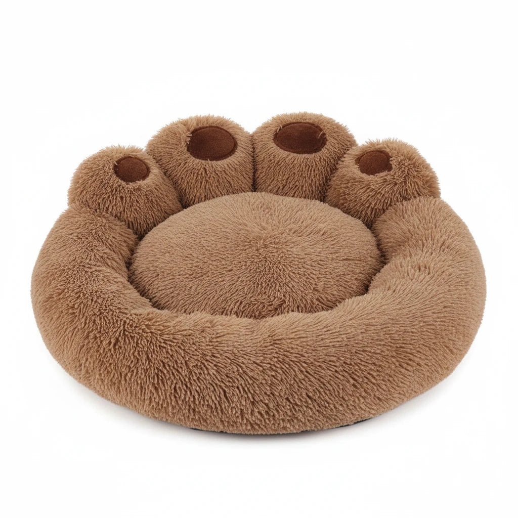 grand panier pour chien de couleur brun résistant et durable. C'est un gros panier pour chien en forme de patte. Le fond est blanc est possède une table basse et un petit siège Blanca aussi. Image produit Boutiquechien