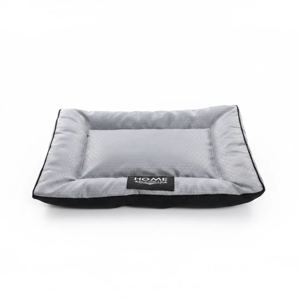 panier pour chien gris posé sur un mur blanc pour chien. Le panier est moelleux et doux pour chien. Image produit Boutiquechien