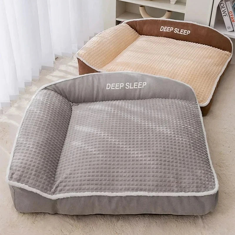 panier doux et confortable pour gros chien. Sur le panier il y a écrit "deep sleep" sur le gros panier pour chien. 