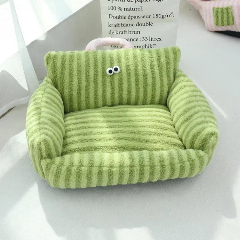 Panier chien rigolo de couleur vert et blanc style velours. Le panier est parfait pour les petits chiens. Image produit Boutiquechien