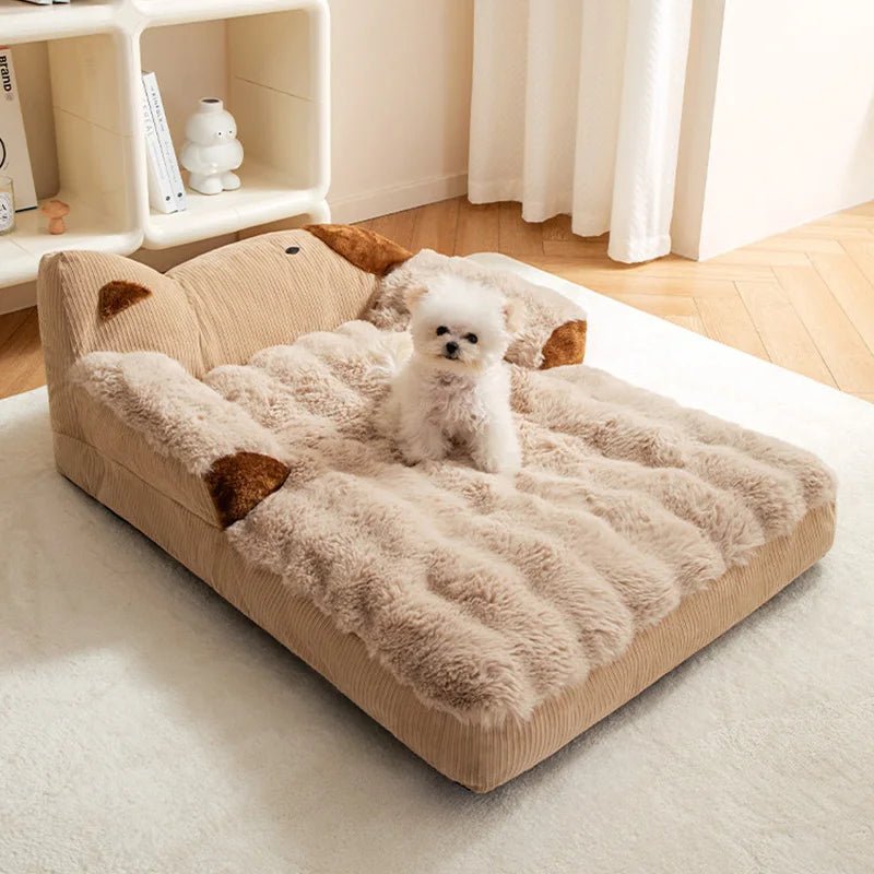 Panier pour chien design original dans un salon de couleur claire avec un petit chien blanc sur le panier 