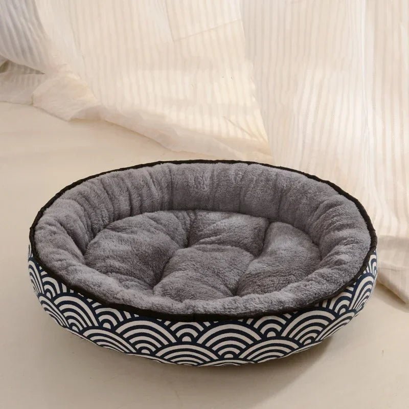 Le panier pour chien est moelleux et rembourré avec un rembourrage gris pour chien. Le panier pour chien possède des arcs en ciel de couleurs blanc et noir. Image produit boutiquechien
