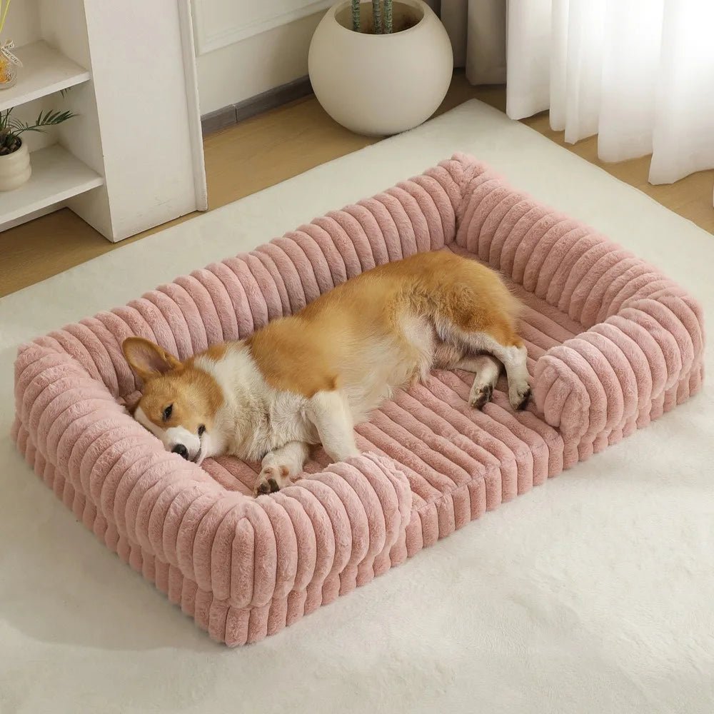 Panier pour chien velour cotele avec un corgi couché dans un panier de couleur rose 