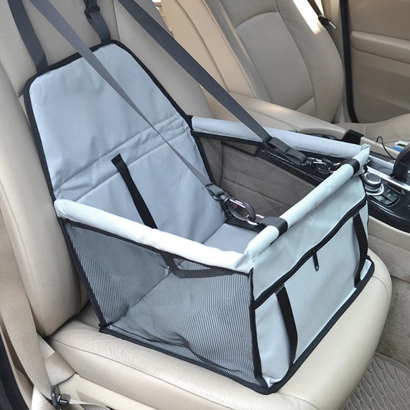 Panier de transport pour chien bleu ciel posé sur un chien de voiture de couleur blanc. Le produit possède de nombreuses attache sur le siege de la voiture. Image produit Boutiquechien