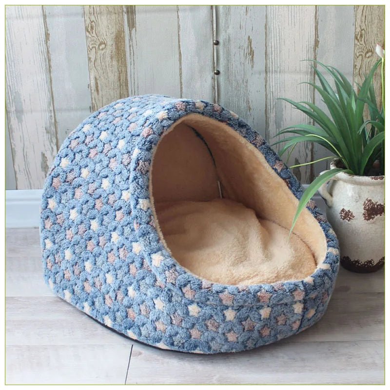 Panier style nid de couleur bleu et à étoile colorer. Le produit est mis en valeur avec une plante verte sur le côté. Image produit Boutiquechien
