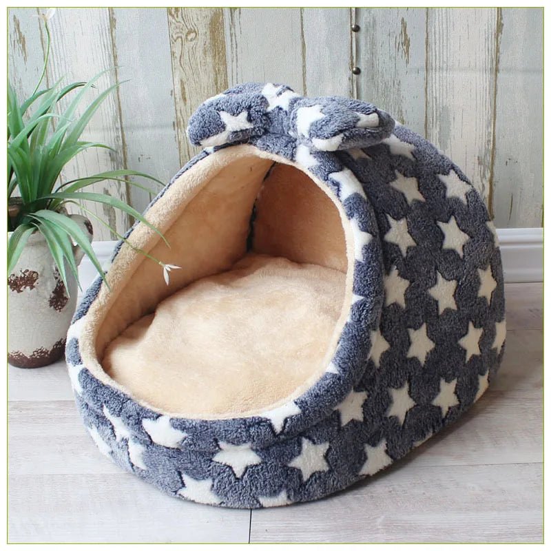 Panier style nid de couleur gris et à étoile blanc. Le produit est mis en valeur avec une plante verte sur le côté. Image produit Boutiquechien